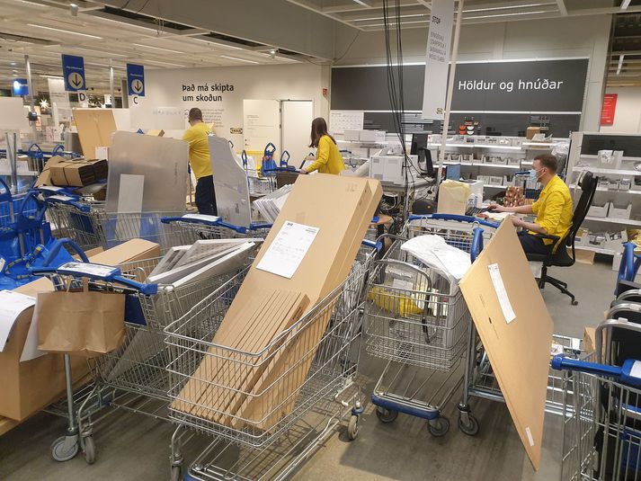 Svona var umhorfs í IKEA í gær, hvar starfsmenn voru í óða önn að afgreiða pantanir í gegnum netverslun. Ljóst er að þeir þurfa að taka til hendinni svo hægt verði að opna búðina á fimmtudag.