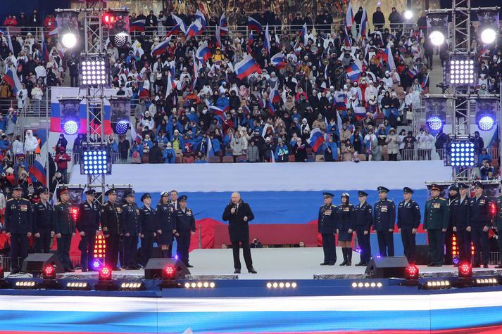 Vladimír Pútín hyllti fulltrúa hersins sem voru með honum á sviðinu á Luzhniki leikvanginum í dag og tók sjálfur við hyllingu þúsunda stuðningsmanna.