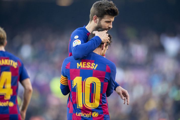 Gerard Pique með Lionel Messi eftir að sá síðarnefndi skorar fernu í spænsku deildinni um helgina.