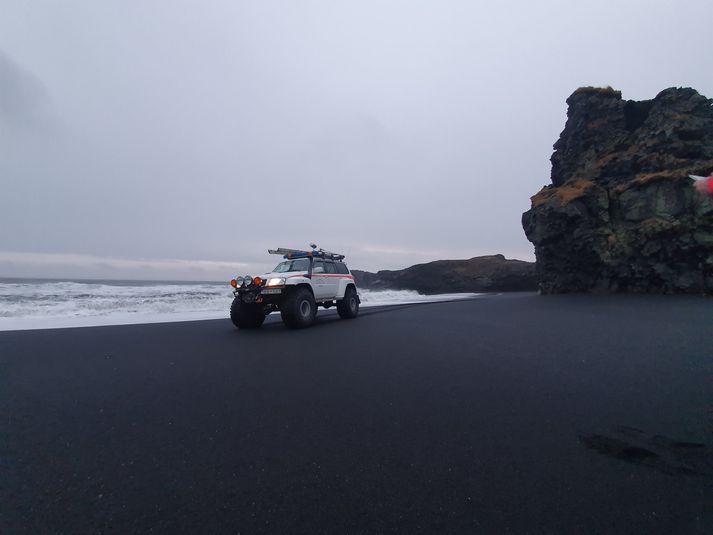 Leitað var víða við suðurströndina í dag.