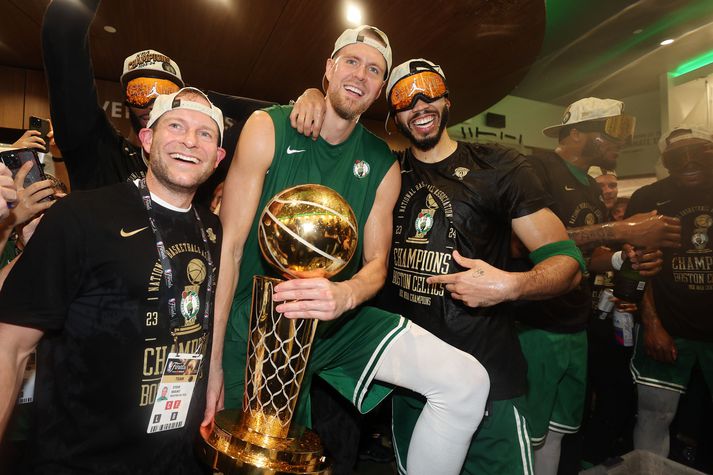Kristaps Porzingis og Jayson Tatum fagna hér saman með Larry O’Brien bikarinn eftir að Boston Celtics varð NBA meistari 2024.
