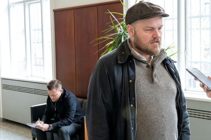 Ingólfur punktar hjá sér á meðan Sindri ræðir við blaðamann.