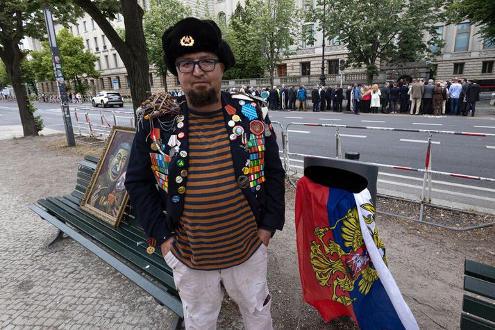 Múndering Skrepetskíj á mótmælagjörningi sínum í Berlín fyrir helgi. Á bekknum sést ein skopmynda hans.