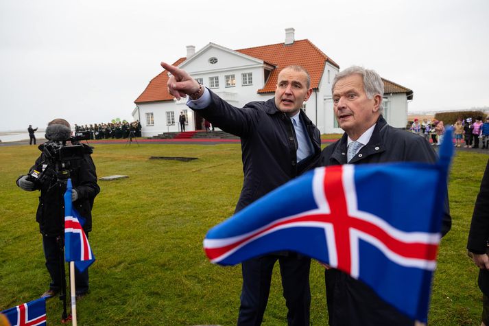 Guðni Th. Jóhannesson forseti Íslands fræðir Sauli Niinistö forseta Finnlands um Bessastaði og nágrenni.