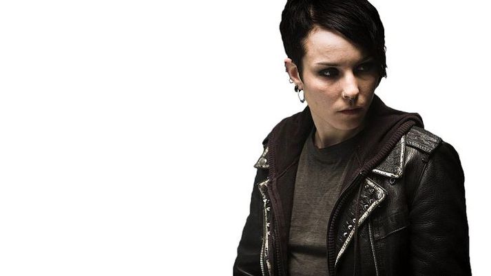 Rooney Mara hefði varla getað fengið erfiðara hlutverk þegar David Fincher ákvað að velja hana sem Lisbeth Salander. Noomi Rapace hafði tekist að gera andfélagslega tölvuhakkarann að sínum og margir voru efins um að hinni bandarísku leikkonu tækist að feta í fótspor hennar.