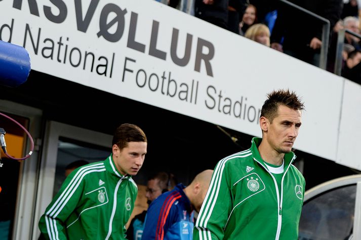 Miroslav Klose gengur hér inn á völlinn fyrir leikinn gegn Færeyingum á þriðjudagskvöld.