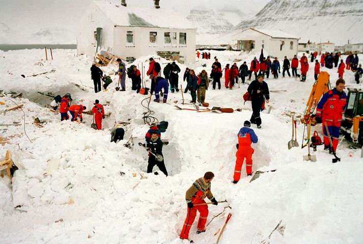 Frá björgunaraðgerðum á Flateyri þann 26. október 1995.