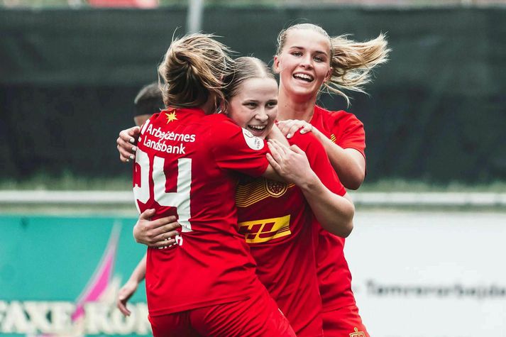 Emilía fagnar marki með liðsfélögum sínum fyrr á tímabilinu