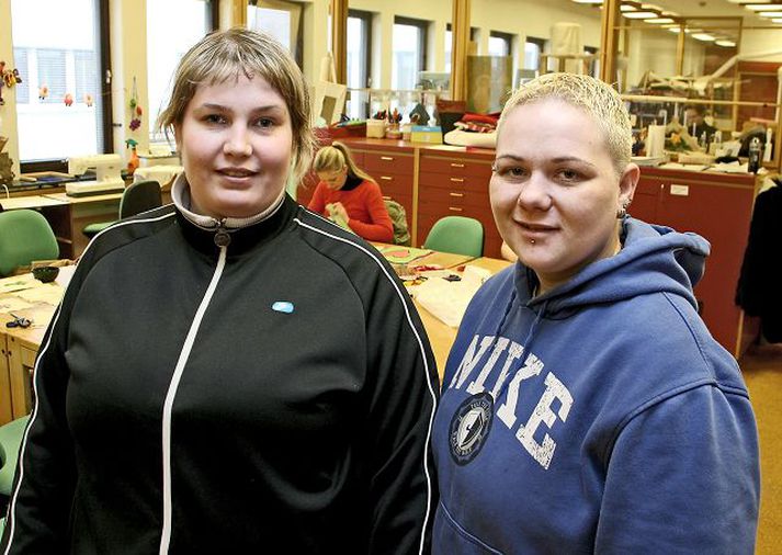  Iðjuþjálfunin er mikilvægur þáttur í endurhæfingu geðsjúkl-inga en iðjuþjálfunardeild Geðdeildar verður lokað 1. maí verði ekkert að gert. Jórunn Dögg Stefánsdóttir og Helena Kolbeinsdóttir mæta á morgnana í iðjuþjálfun á Geðdeild LSH. 