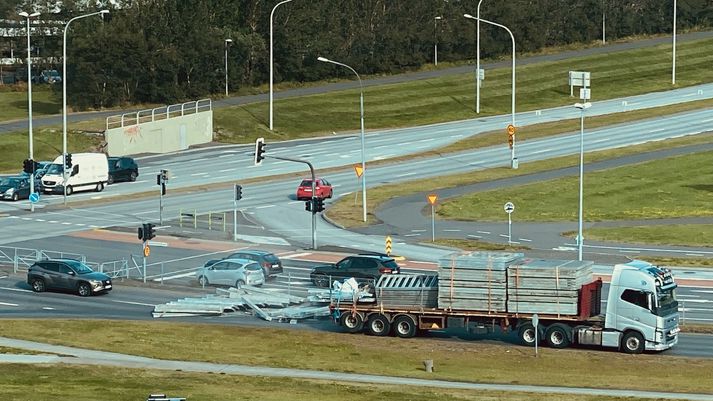 Á flutningabílnum voru steypumót sem féllu til jarðar og urðu til þess að Suðurlandsbraut hefur verið lokað.