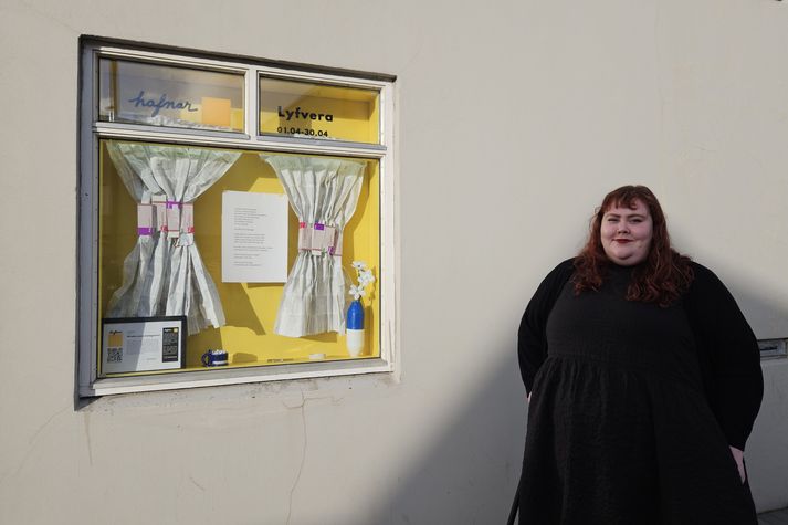 Ingiríður Halldórsdóttir notar listamannsnafnið Lyfveru og veitir innsýn inn í líf langveikra í verkum sínum.