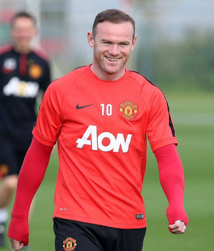 Kátur Wayne Rooney brosmildur á æfingu í gær.