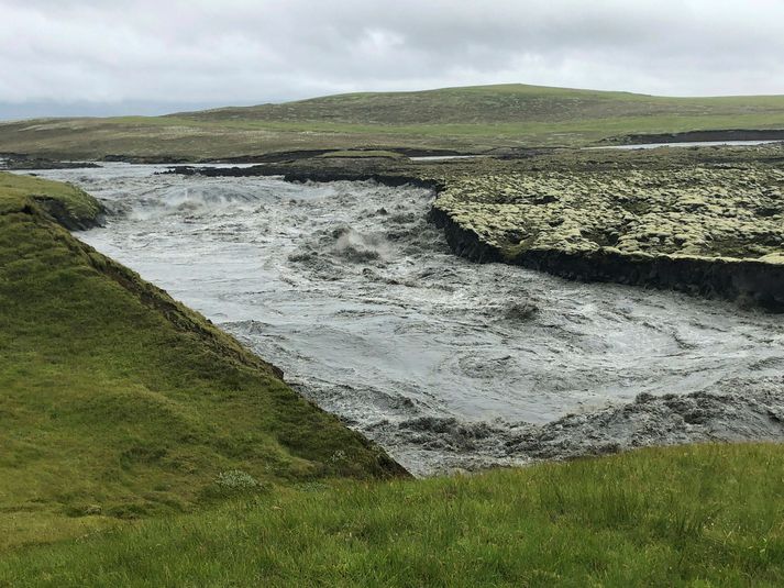 Rennslið við Sveinstind var komið í um 613 rúmmetra á sekúndu um klukkan tvö í dag.