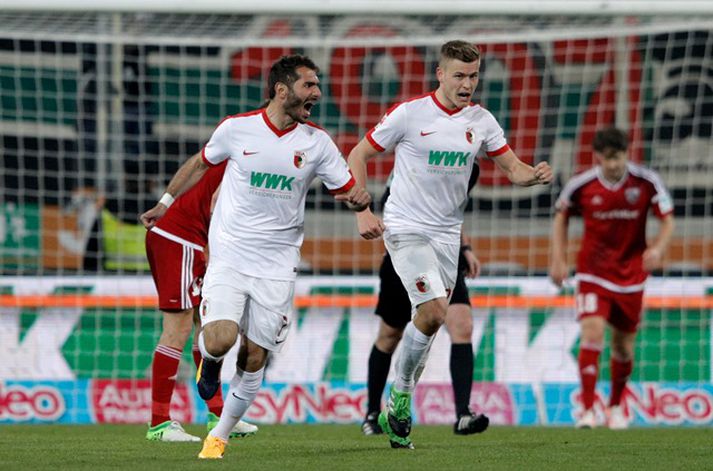 Alfreð fagnar með Halil Altintop eftir að sá síðarnefndi minnkaði muninn í 2-3.