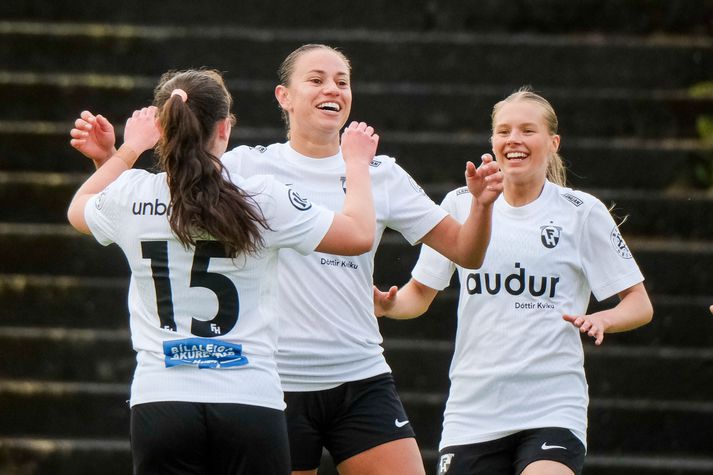 Mörkin rignuðu í Kaplakrika í kvöld þegar FH tryggði sér toppsæti Bestu deildarinnar.