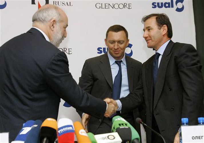 Viktor Vekselberg, forstjóri Sual, Oleg Deripaska, stjórnarformaður Rusal, og Ivan Glencore, forstjóri Glencore, takast í hendur á blaðamannafundi í Moskvu í dag.