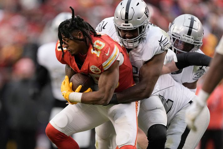 Isiah Pacheco, hlaupari Kansas City Chiefs, missti hjálminn sinn í leiknum en hélt samt áfram. Hér er Las Vegas Raiders leikmaðurinn Divine Deablo búinn að ná að stoppa hann.