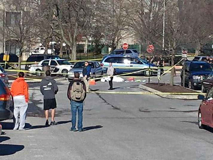 Nemendur skólans hafa birt myndir frá vettvangi skotárásanna á samskiptasíðum.