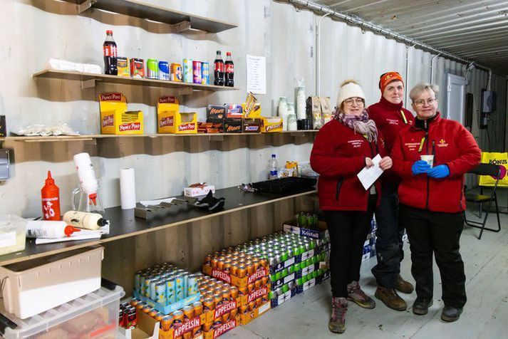 Ellubúð, söluskáli slysavarnafélagsins Þórkötlu í Grindavík, var settur upp fyrir rúmu ári við göngustíg sem lá að gosstöðvunum. Hann sló í gegn og einn þeirra sem var þakklátur fyrir þjónustuna var Vilhelm Gunnarsson ljósmyndari Vísis sem fór ófáar ferðirnar að Fagradalsfjalli. Nú er ballið byrjað á ný.