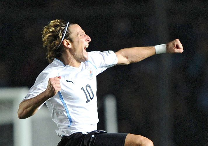 Diego Forlan fagnar hér sigrinum gegn Argentínu í gær.