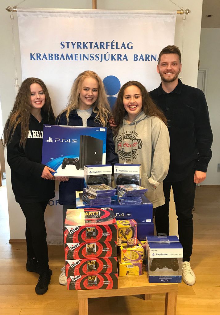 Fulltrúar félagsmiðstöðvarinnar við afhendingu gjafanna á skrifstofu SKB í Hlíðasmára, Katrín Halldórsdóttir, Kristín Ísold Jóhannesdóttir, Andrea Þórey Sigurðardóttir og Snorri Páll Þórðarson.