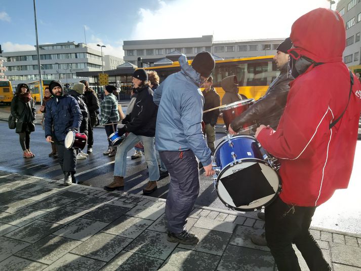 Mótmælendur hafa nú hópast saman fyrir framan lögreglustöðina sem stendur við Hlemm.