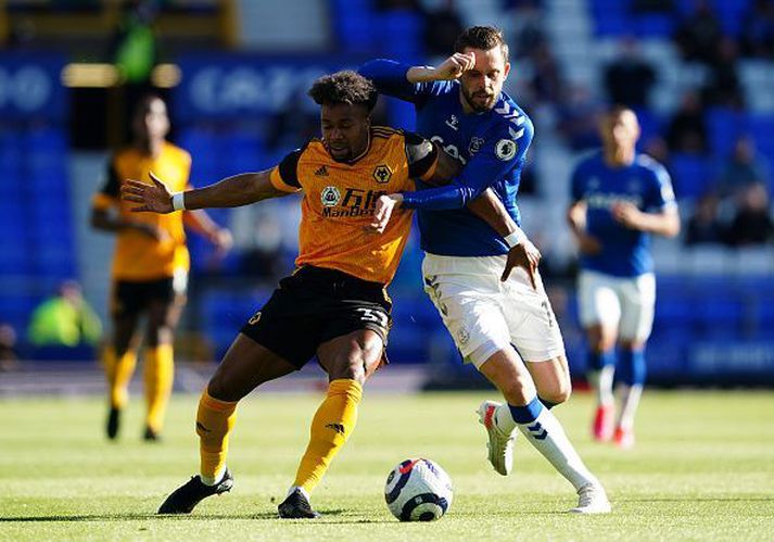 Gylfi í baráttunni við Adama Traore í dag.