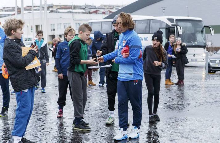 Modric veitir íslenskum knattspyrnuáhugamönnum eiginhandaráritanir í dag.