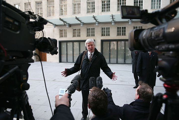 Tony Hall, forstjóri breska ríkisútvarpsins, hefur samþykkt að eyða launamun kynjanna hjá fyrirtækinu.