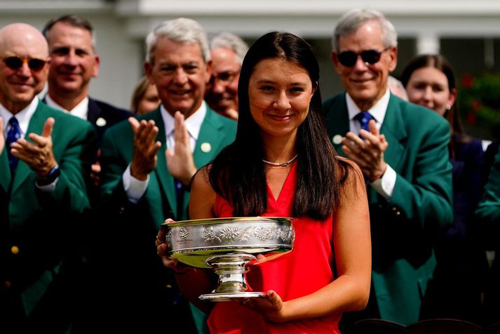 Anna Davis með bikarinn sem hún fékk fyrir sigur á áhugamóti kvenna á Augusta National golfvellinum.