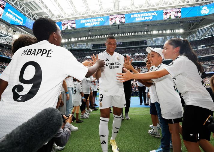 Það var mjög vel tekið á móti Kylian Mbappe á Estadio Santiago Bernabéu í gær. Hér fer hann í gegnum hóp stuðningsmanna Real Madrid.