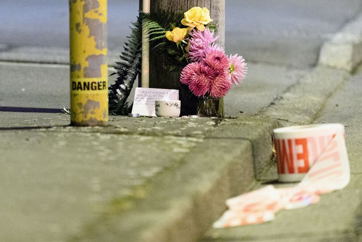 Blóm til minningar um fórnarlömb fjöldamorðsins nærri annarri moskunni í Christchurch.