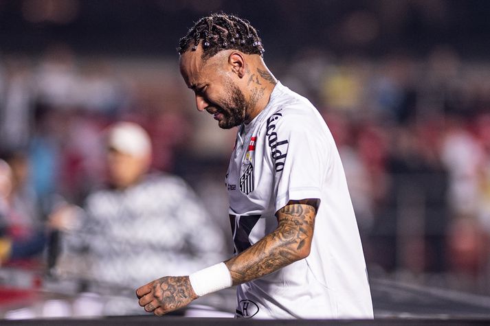 Neymar gekk grátandi af velli eftir neyðarlegt tap Santos fyrir Vasco da Gama.