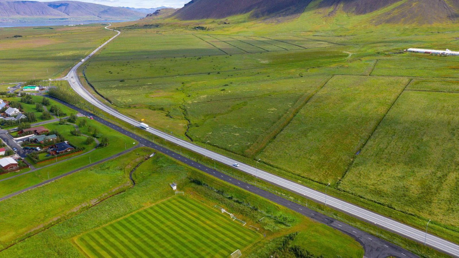 Endaði út af eftir fram­úr­akstur
