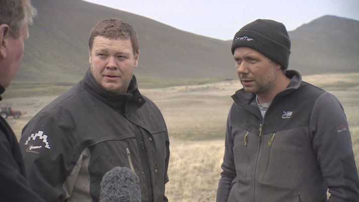 Bændurnir Agnar Benediktsson og Jón Björgvin Vernharðsson í viðtali í Desjarárdal. Kárahnjúkar í baksýn.