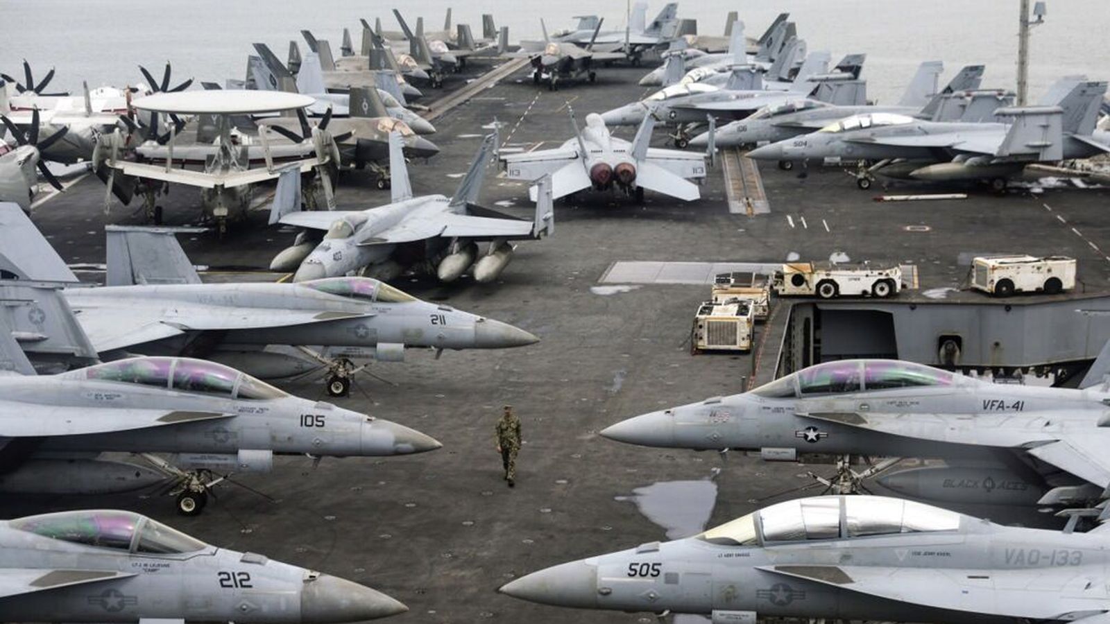 Sendir her­skipa­flota að Íran og hótar „of­beldi“