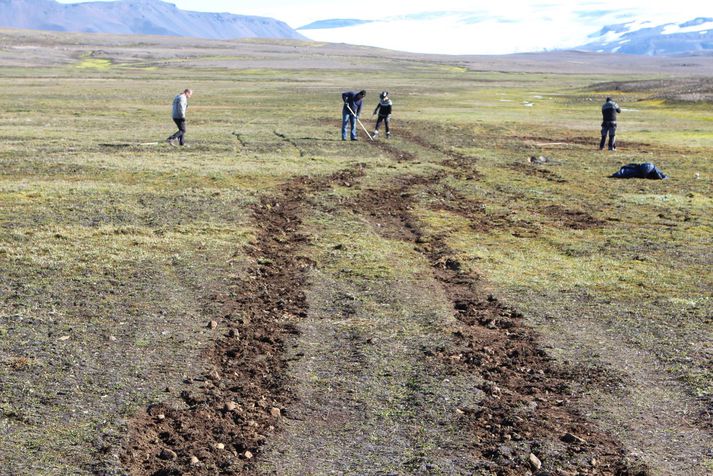 Liðsmenn 4x4 klúbburinn að laga skemmdirnar.