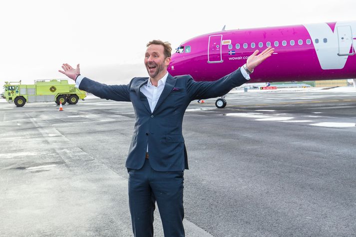 Skúli Mogensen fagnar Airbus A321-þotu Wow Air á Reykjavíkurflugvelli í marsmánuði árið 2015.