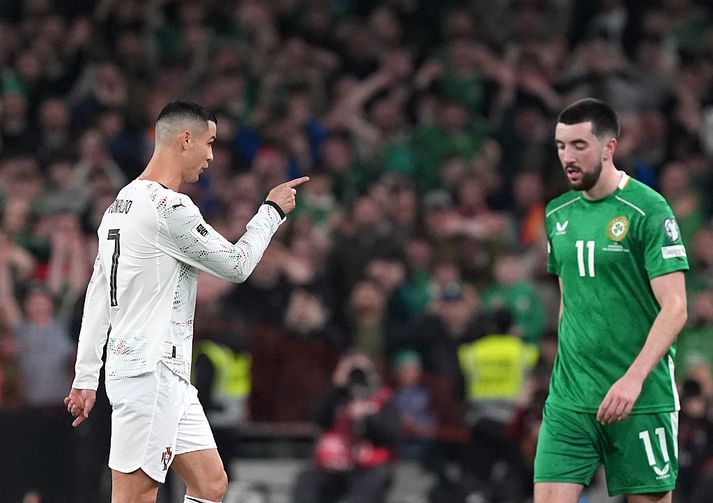 Cristiano Ronaldo benti beint á Heimi Hallgrímsson eftir rauða spjaldið í kvöld.