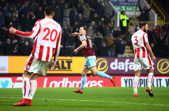 Ashley Barnes fagnar marki sínu gegn Stoke.