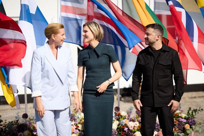 Kristrún Frostadóttir (f.m.) með Mette Frederiksen, forsætisráðherra Danmerkur, (t.v) og Volodýmýr Selenskíj, forseta Úkraínu, (t.h.) í Kaupmannahöfn í dag.