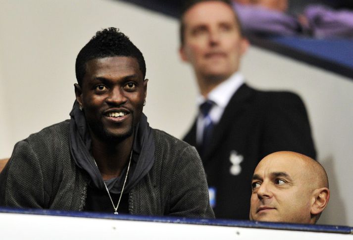 Adebayor var mættur í stúkuna við hlið Daniel Levy, stjórnarformanns Tottenam, á leik liðsins gegn Hearts í gær.