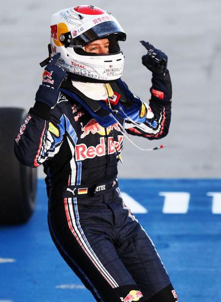 Sebastian Vettel fagnar sigri á Suzuka brautinni í dag.
