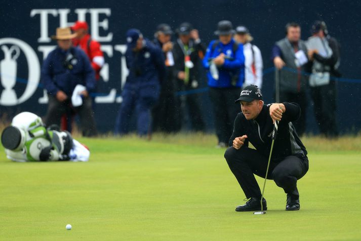 Henrik Stenson reynir að pútta í rigningunni í Skotlandi.