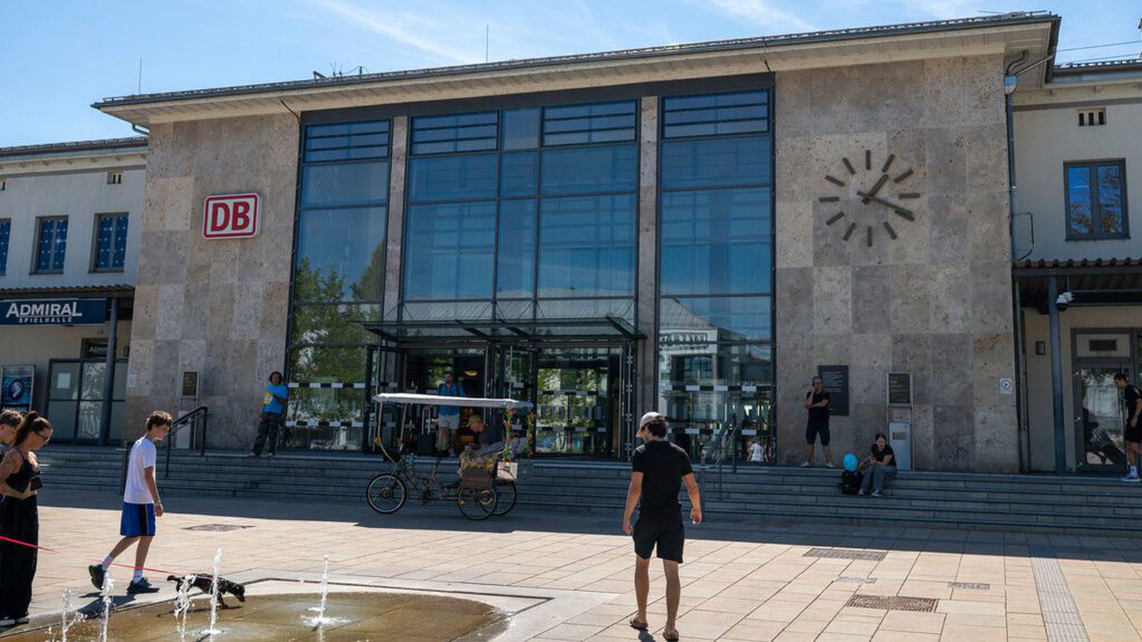 Bresk kona stungin til bana á lestarstöð í Þýska­landi