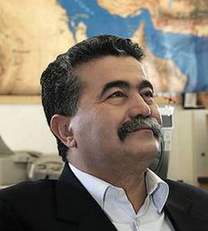 Amir Peretz varnarmálaráðherra hefur sætt mikilli gagnrýni og þykir mörgum hann ekki hafa réttan bakgrunn eða reynslu í embættið.