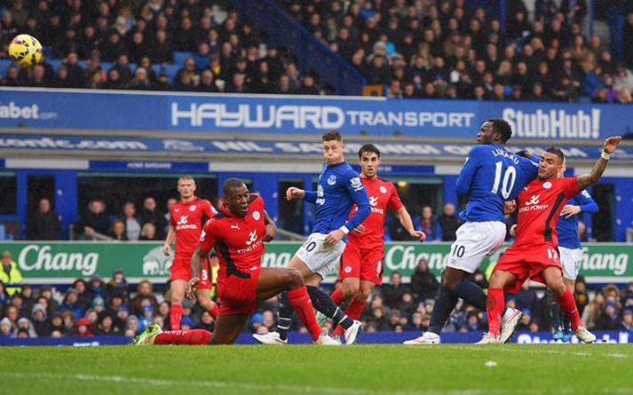 Romelu Lukaku skýtur yfir úr besta færi Everton í fyrri hálfleik