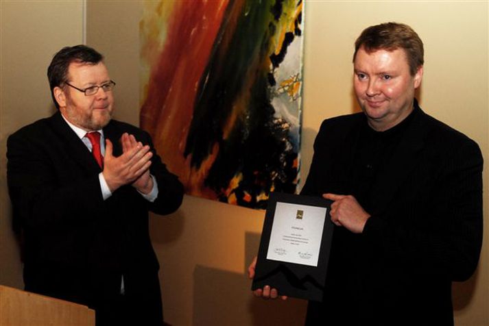 Össur Skarphéðinsson afhenti Pálmari Sigurðssyni hjá Hópbílum verðlaunin.