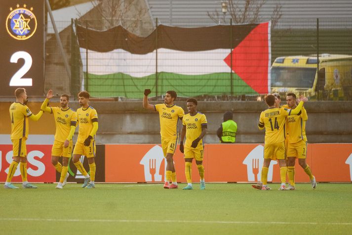 Maccabi Tel Aviv fagna seinna markinu með palestínskan fána í bakgrunn
