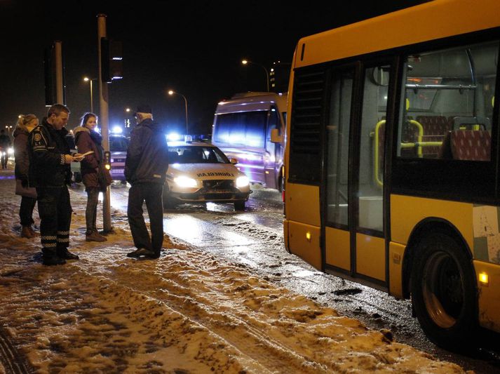 Að sögn lögreglu er búið að flytja drenginn á sjúkrahús.